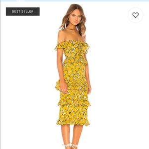 Fun off the shoulder dress! 🌸